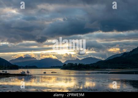 Die malerische Landschaft von Loch Linnhe bei Sonnenuntergang in der Nähe von Glencoe in den Highlands von Schottland, Großbritannien Stockfoto