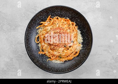 Traditionelle Spaghetti Bolognese auf einem Teller, Draufsicht Stockfoto