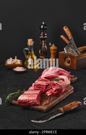 Rohes frisches Rindfleisch, kurze Rippchen auf dem Schneidebrett Stockfoto