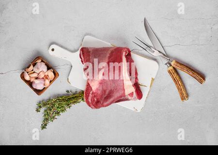 Rohes Rindfleisch gerolltes Fleisch ohne Knochen Stockfoto