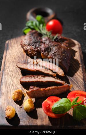 Nahaufnahme der in einer gusseisernen Pfanne gebratenen Spinne aus Rindfleisch Stockfoto