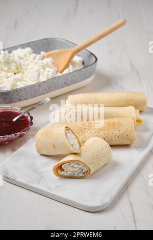 Hausgemachte Pfannkuchen gefüllt mit Hüttenkäse Stockfoto