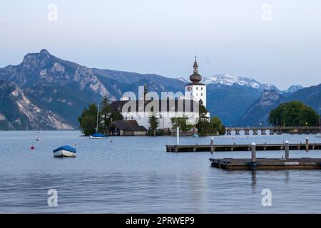 Schloss Orth und Traunsee, Österreich. Schloss Ort ist ein österreichisches Schloss, das um das Jahr 1080 in Gmunden, Österreich, gegründet wurde Stockfoto