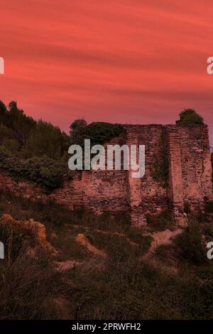 Jinquer, Castellon, Spanien. Häuser in Ruinen eines verlassenen Dorfes Stockfoto