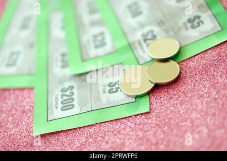 Nahaufnahme der grünen Lotterie Rubbelkarten. Viele verwendeten gefälschte Instant-Lotterie-Tickets mit Glücksspiel-Ergebnisse. Spielsucht Konzept. Stockfoto
