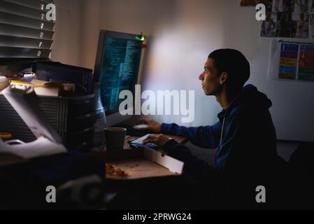 Die Arbeit an einem neuen Spiel. Ein junger Programmierer konzentrierte sich auf seine Arbeit. Stockfoto