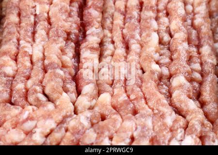 Frischfleisch mit rotem Schweinefleisch aus der Nahaufnahme. Stockfoto