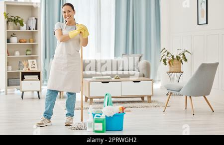 Glückliche Frau putzt Hausboden, Hausarbeit und lächelt beim Hausservice, wischte Wohnzimmer, Job mit Handschuhen und putzte gerne die Wohnung. Porträt von asiatischem Reinigungspersonal oder Hausfrauenmädchen Stockfoto