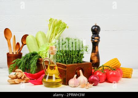 Tisch mit frischem ökologischem Gemüse und Kräutern auf Holzhintergrund Stockfoto