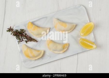 Blick von oben auf halbfertige gefrorene Lachsklößchen Stockfoto