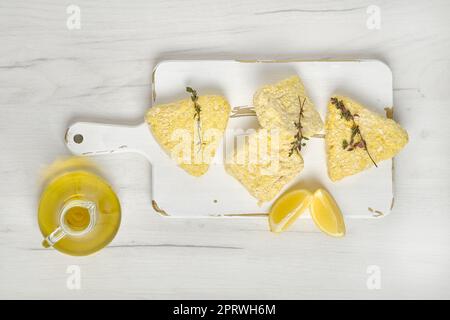 Overhead View von halbfertigen gefrorenen Fischschnitzeln bei der Panade Stockfoto