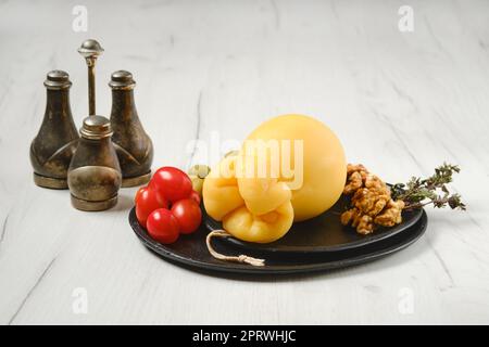 Klassischer italienischer Scamorzza-Käse auf einem Teller Stockfoto