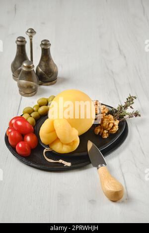 Klassischer italienischer Scamorzza-Käse auf einem Teller Stockfoto