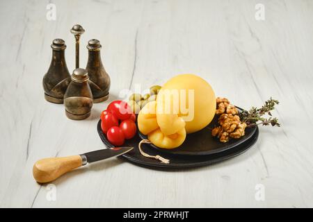 Klassischer italienischer Scamorzza-Käse auf einem Teller Stockfoto