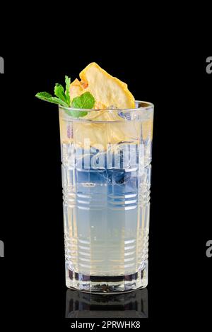 Kalte Birnenlimonade isoliert auf Schwarz Stockfoto