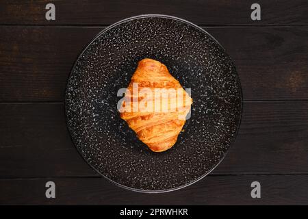 Blick von oben auf frisch gebackene Croissants auf einem Teller Stockfoto