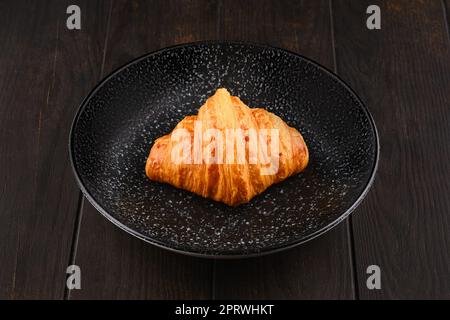 Frisch gebackenes Croissant auf einem Teller Stockfoto