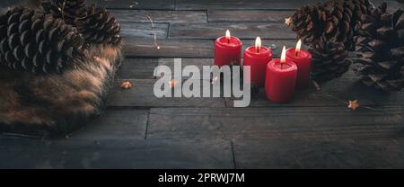 Brennende Kerzen für Weihnachten Stockfoto