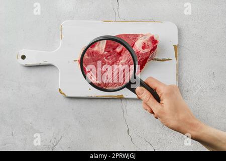 Zuchtfleischkonzept. Fleisch aus dem Becher, Draufsicht. Stockfoto