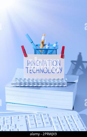 Schreiben mit Text Innovation Technology. Wort geschrieben über neue Idee oder Methode technischer oder wissenschaftlicher Natur Stockfoto