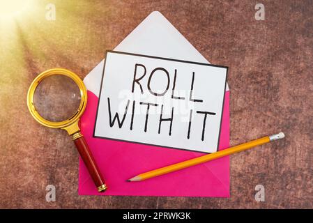 Schild, auf dem „Roll With IT“ angezeigt wird. Geschäftsansatz, der mit Dingen einhergeht, ohne hohe Erwartungen zu haben Stockfoto