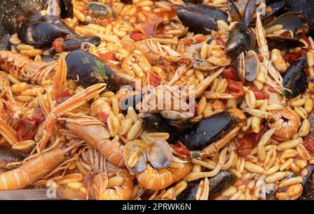 Italienische Cavatelli allo scoglio, Pasta mit Meeresfrüchten und Tomaten in der Pfanne Stockfoto