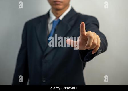 Geschäftsmann drücken Taste auf dem virtuellen Bildschirm.Copy Space für Text. Stockfoto