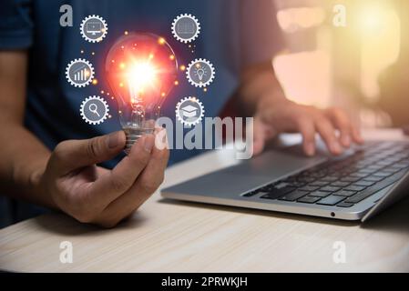 Erfindung Innovation Glühlampe Geschäftstechnologie Lampenverbindung Bildung Strom Geschäftsmann mit Energie Interaktion bietet Internetkraft. Stockfoto