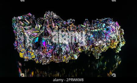 Schöne farbige Siliziumkarbid-Mineralkristalle mit Reflexion auf schwarzem Hintergrund. Chemische Rohverbindung aus synthetischem Carborund. Seltenes Moissanit. Stockfoto