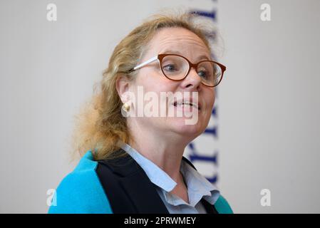 Dresden, Deutschland. 27. April 2023. Frauke Roth, künstlerische Leiterin des Philharmonischen Orchesters Dresden, spricht auf der jährlichen Pressekonferenz zur Konzertsaison 2023/2024 im Kulturpalast. Kredit: Robert Michael/dpa/Alamy Live News Stockfoto