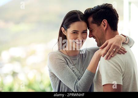 Er ist einfach perfekt für mich. Portrait eines glücklichen jungen Paares in einer liebevollen Umarmung Stockfoto