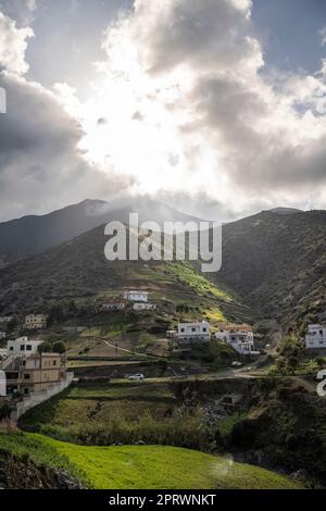 Landschaft des Nordens von Marokko an einem Tag mit Wolken und Lichtern. Stockfoto