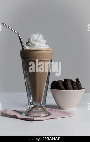 Veganer Shake mit Hafermilcheis und Kokosnuss-Schlagsahne Stockfoto
