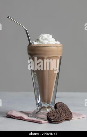 Veganer Shake mit Hafermilcheis und Kokosnuss-Schlagsahne Stockfoto