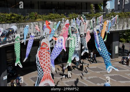 Tokio, Japan. 27. April 2023. Am Donnerstag, den 27. April 2023, werden rund 1500 Carp-Streuner rund um den Tokyo Skytree in Tokio, Japan, ausgestellt. Karpfenschlangen sind ein Symbol für den Wunsch nach Gesundheit und Kraft für Kinder, sind ein traditioneller Event Teil des Kindertags. Foto: Keizo Mori/UPI Credit: UPI/Alamy Live News Stockfoto