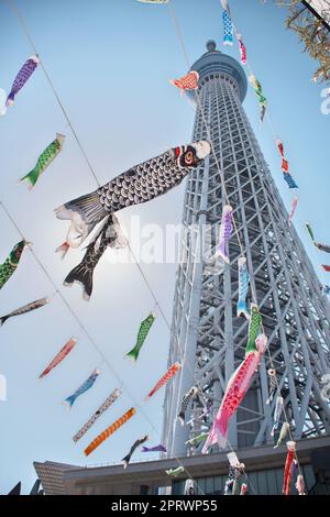 Tokio, Japan. 27. April 2023. Am Donnerstag, den 27. April 2023, werden rund 1500 Carp-Streuner rund um den Tokyo Skytree in Tokio, Japan, ausgestellt. Karpfenschlangen sind ein Symbol für den Wunsch nach Gesundheit und Kraft für Kinder, sind ein traditioneller Event Teil des Kindertags. Foto: Keizo Mori/UPI Credit: UPI/Alamy Live News Stockfoto