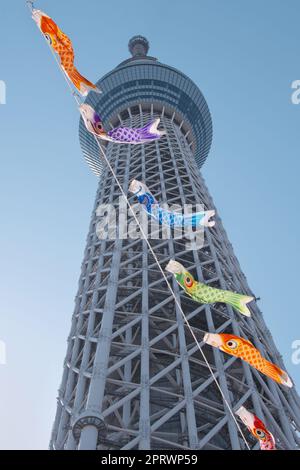 Tokio, Japan. 27. April 2023. Am Donnerstag, den 27. April 2023, werden rund 1500 Carp-Streuner rund um den Tokyo Skytree in Tokio, Japan, ausgestellt. Karpfenschlangen sind ein Symbol für den Wunsch nach Gesundheit und Kraft für Kinder, sind ein traditioneller Event Teil des Kindertags. Foto: Keizo Mori/UPI Credit: UPI/Alamy Live News Stockfoto