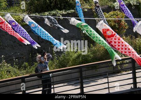 Tokio, Japan. 27. April 2023. Am Donnerstag, den 27. April 2023, werden rund 1500 Carp-Streuner rund um den Tokyo Skytree in Tokio, Japan, ausgestellt. Karpfenschlangen sind ein Symbol für den Wunsch nach Gesundheit und Kraft für Kinder, sind ein traditioneller Event Teil des Kindertags. Foto: Keizo Mori/UPI Credit: UPI/Alamy Live News Stockfoto