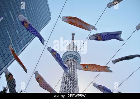 Tokio, Japan. 27. April 2023. Am Donnerstag, den 27. April 2023, werden rund 1500 Carp-Streuner rund um den Tokyo Skytree in Tokio, Japan, ausgestellt. Karpfenschlangen sind ein Symbol für den Wunsch nach Gesundheit und Kraft für Kinder, sind ein traditioneller Event Teil des Kindertags. Foto: Keizo Mori/UPI Credit: UPI/Alamy Live News Stockfoto