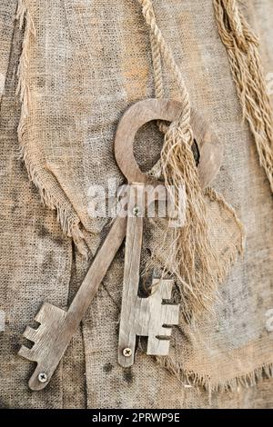 Ein Haufen alter Holzschlüssel, die an einem Seil hängen, Nahaufnahme. Stockfoto