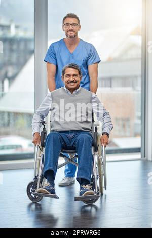 Eine Krankenschwester half einem älteren Mann im Rollstuhl. Stockfoto