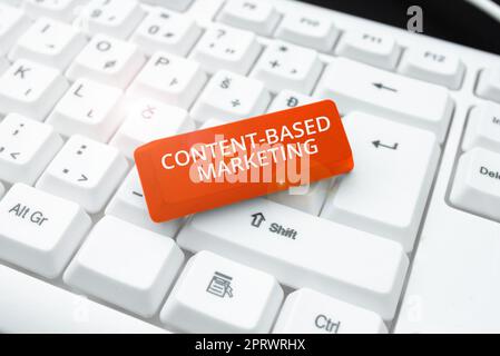 Textschild mit Content Based Marketing, Konzept Bedeutung Werbung Erstellen Verteilen wertvoller Daten Frau Holding Note mit wichtigen Nachrichten und Stockfoto
