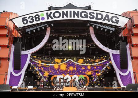 BREDA - Son Mieux tritt während der King's Day Party von Radio 538 auf dem Chasseveld auf. Rund 40.000 Besucher feierten den Geburtstag des Königs während dieses Festivals. ANP EVA PLEVIER niederlande raus - belgien raus Stockfoto