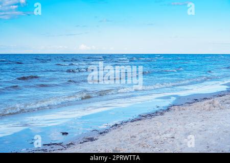 Morgens ruhige Meereslandschaft, Himmel, Wellen und Sand. Meditation und Entspannung. Ein Hauch von Meer. Wunderbare Momente des Lebens. Tourismus und Reisen. Pracht von Stockfoto