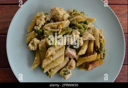 Hühnchen-Pesto-Pasta mit Gemüse Stockfoto