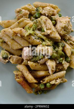 Hühnchen-Pesto-Pasta mit Gemüse Stockfoto