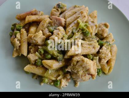 Hühnchen-Pesto-Pasta mit Gemüse Stockfoto