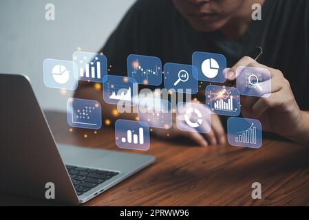 Big-Data-Analyse BI-Intelligence-Geschäftskonzept mit Diagramm- und Diagrammsymbolen auf der Benutzeroberfläche und Geschäftsmann, der den Stift auf dem virtuellen Bildschirm hält. Stockfoto