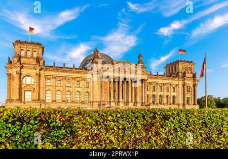 Der Reichstag oder das deutsche Regierungsgebäude, Seitenansicht, Berlin, Deutschland Stockfoto