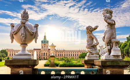 Barocco Statuen im Hof des Schlosses Charlottenburg, Berlin, Deutschland Stockfoto